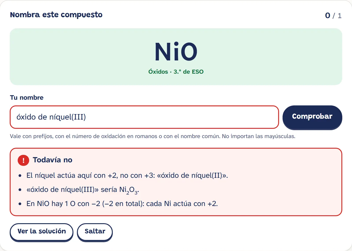 Ejercicio «Nombra este compuesto» con la fórmula NiO, de óxidos de 3.º de ESO, contestado «óxido de níquel(III)». La corrección dice «Todavía no» y explica que el níquel actúa aquí con +2 y no con +3, que el nombre es «óxido de níquel(II)», que «óxido de níquel(III)» sería Ni₂O₃ y que en NiO hay un O con −2, así que cada Ni actúa con +2.